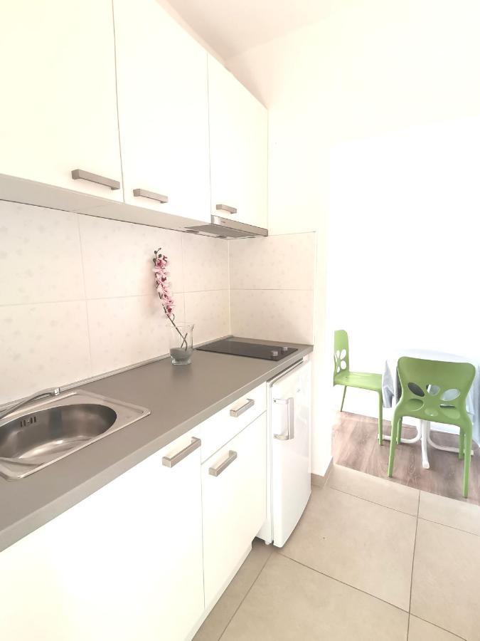 Apt White Idyll, 3 Bedrooms, 3 Bathrooms, Terrace Apt Promajna Exterior photo