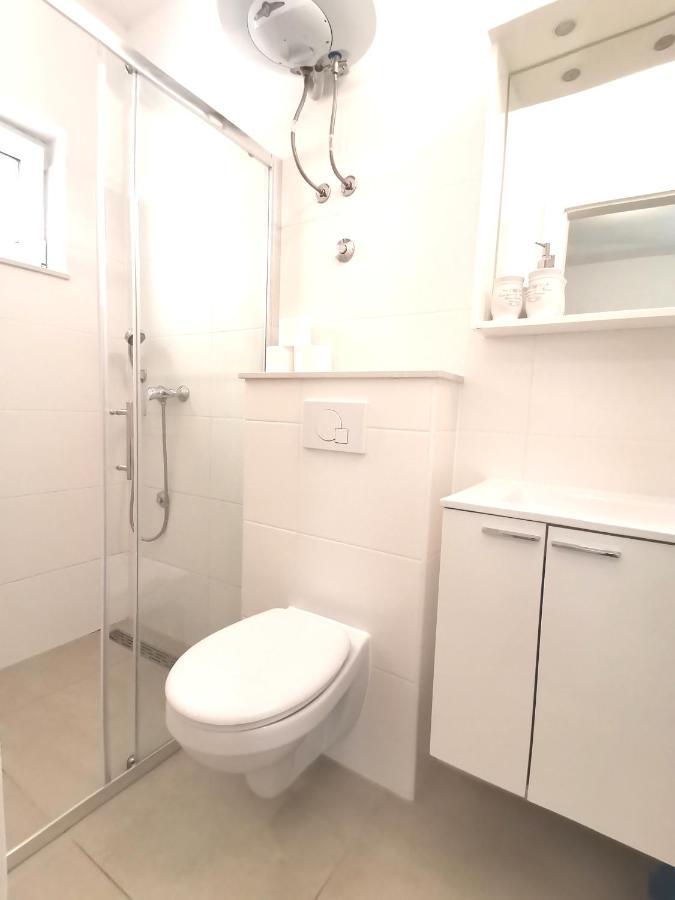 Apt White Idyll, 3 Bedrooms, 3 Bathrooms, Terrace Apt Promajna Exterior photo